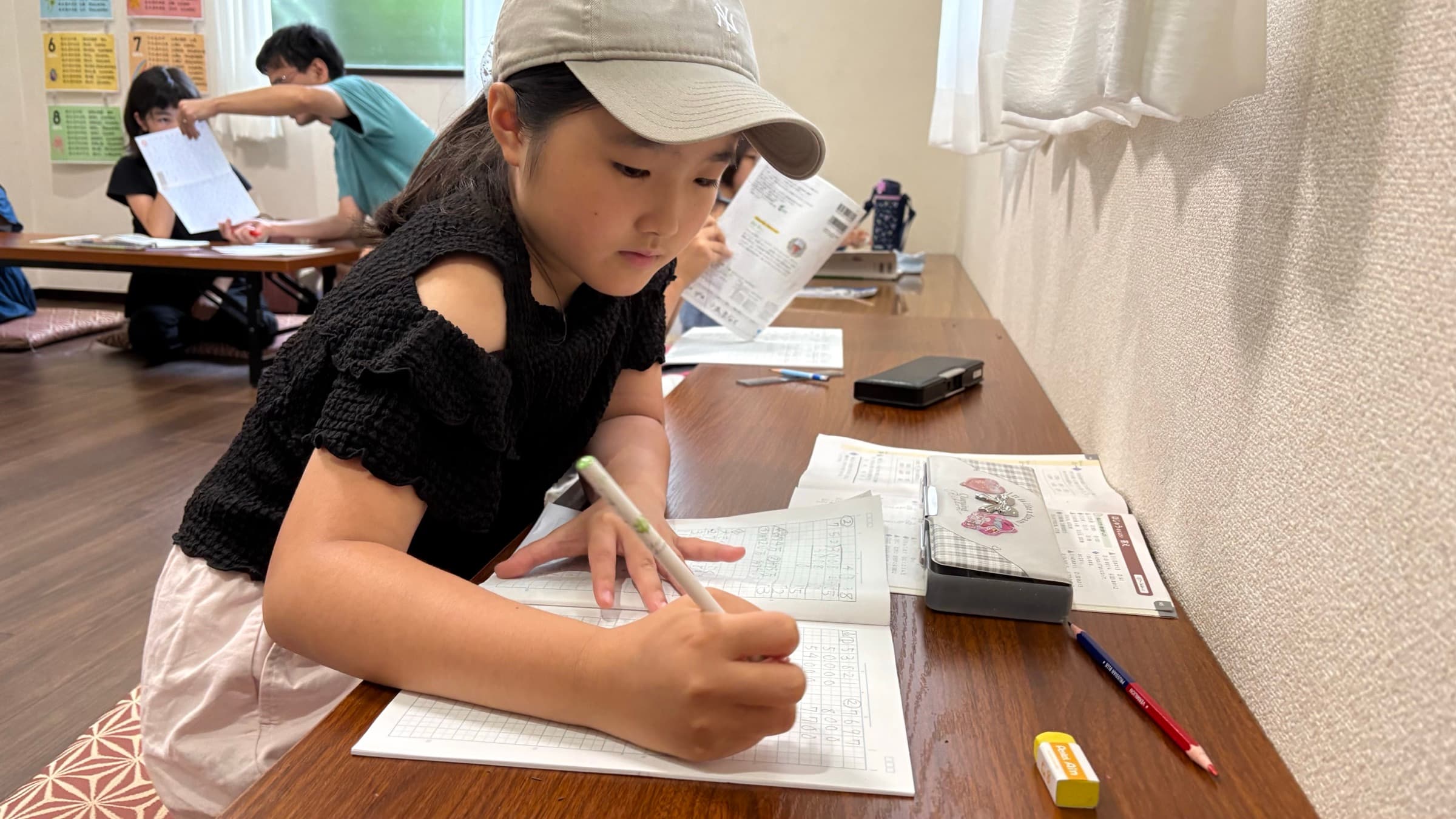 まどい塾(7月トライアル)で学習する子どもたち