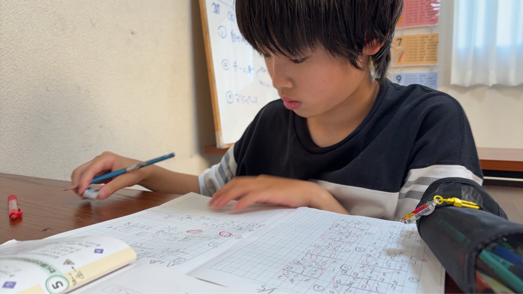 7月のトライアルで問題に集中して取り組む子ども