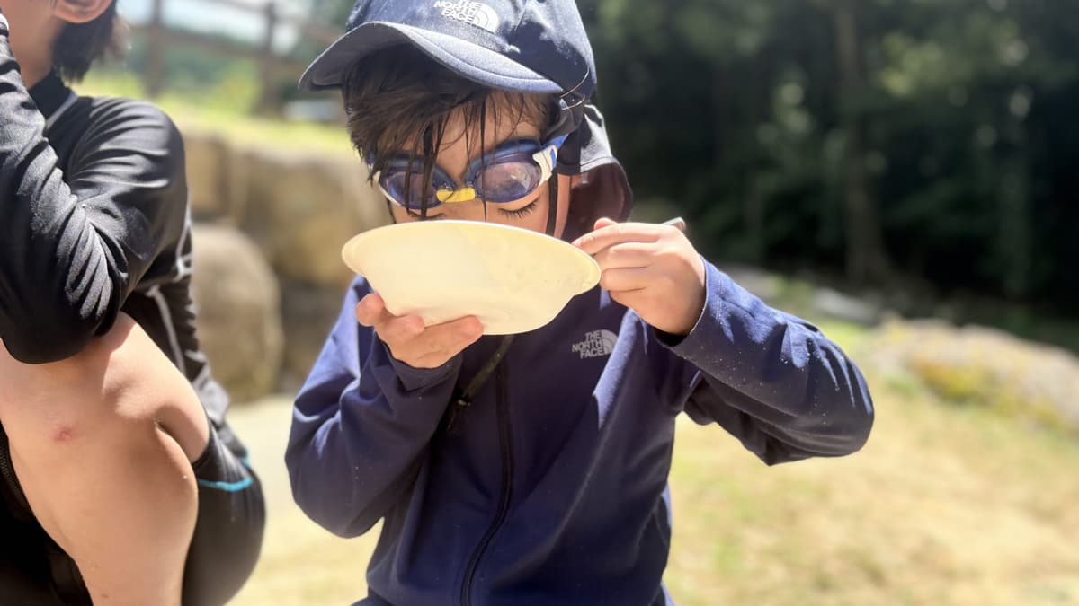 水分補給をする小学生