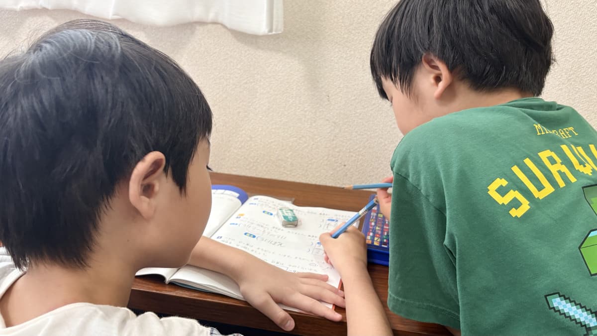 宿題に取り組むまどいっ子たち
