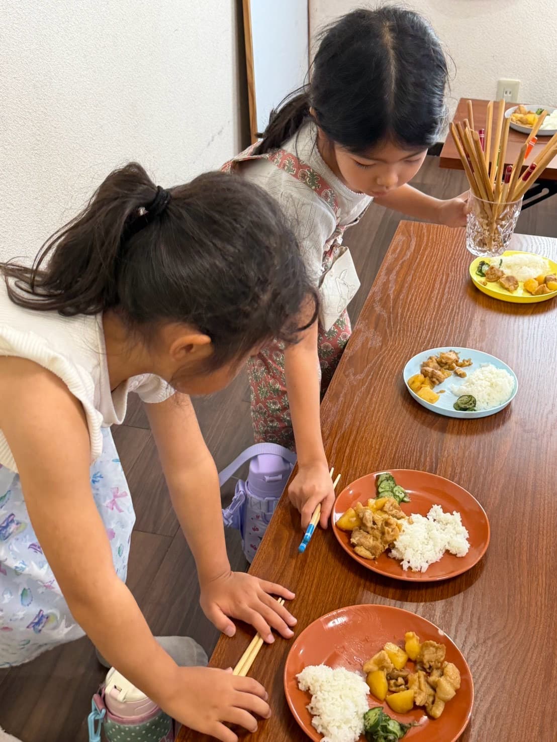 お箸やお皿を並べて給食の準備をする子どもたち