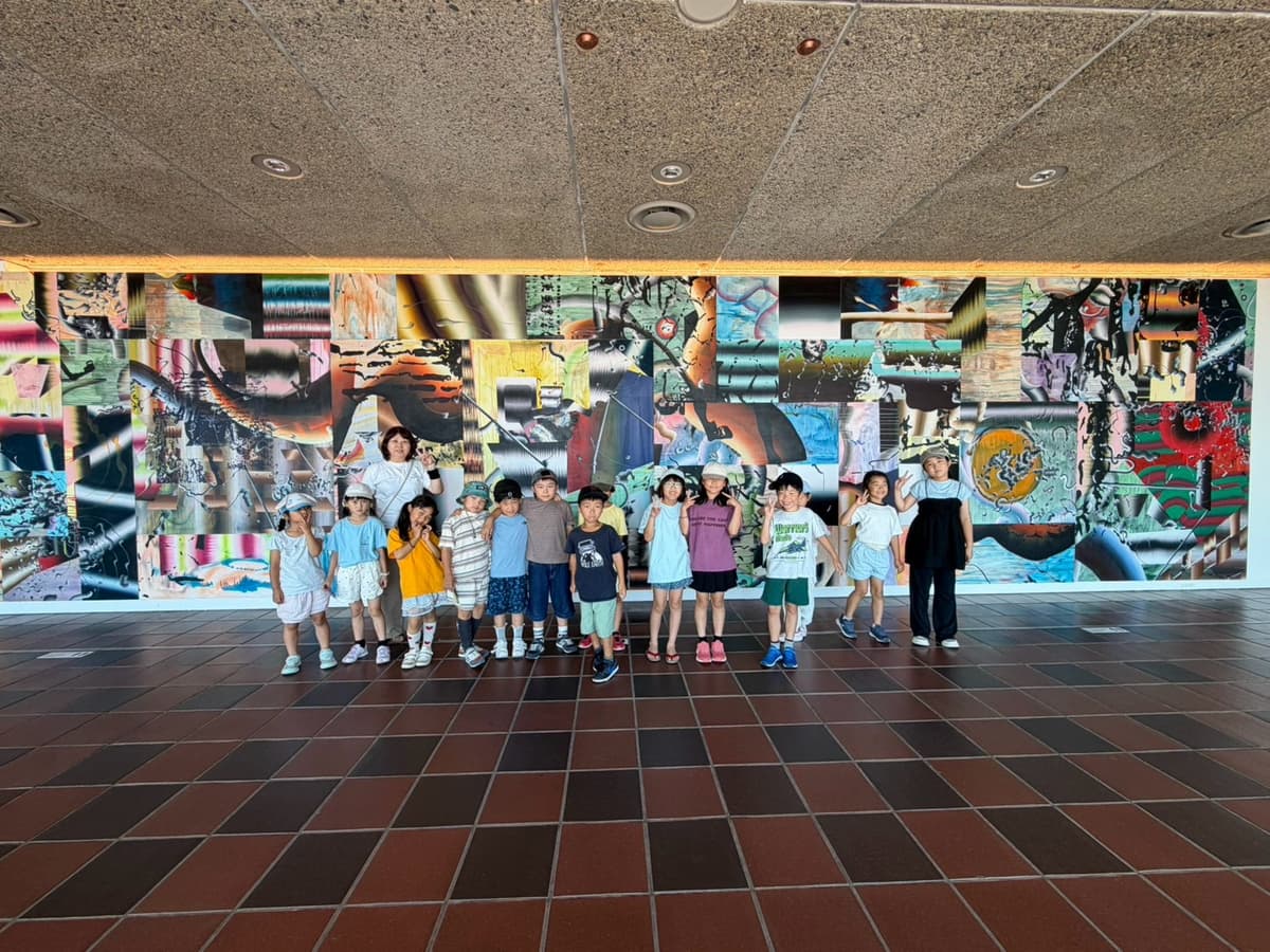 福岡市美術館の前で記念撮影をする学童の子どもたち