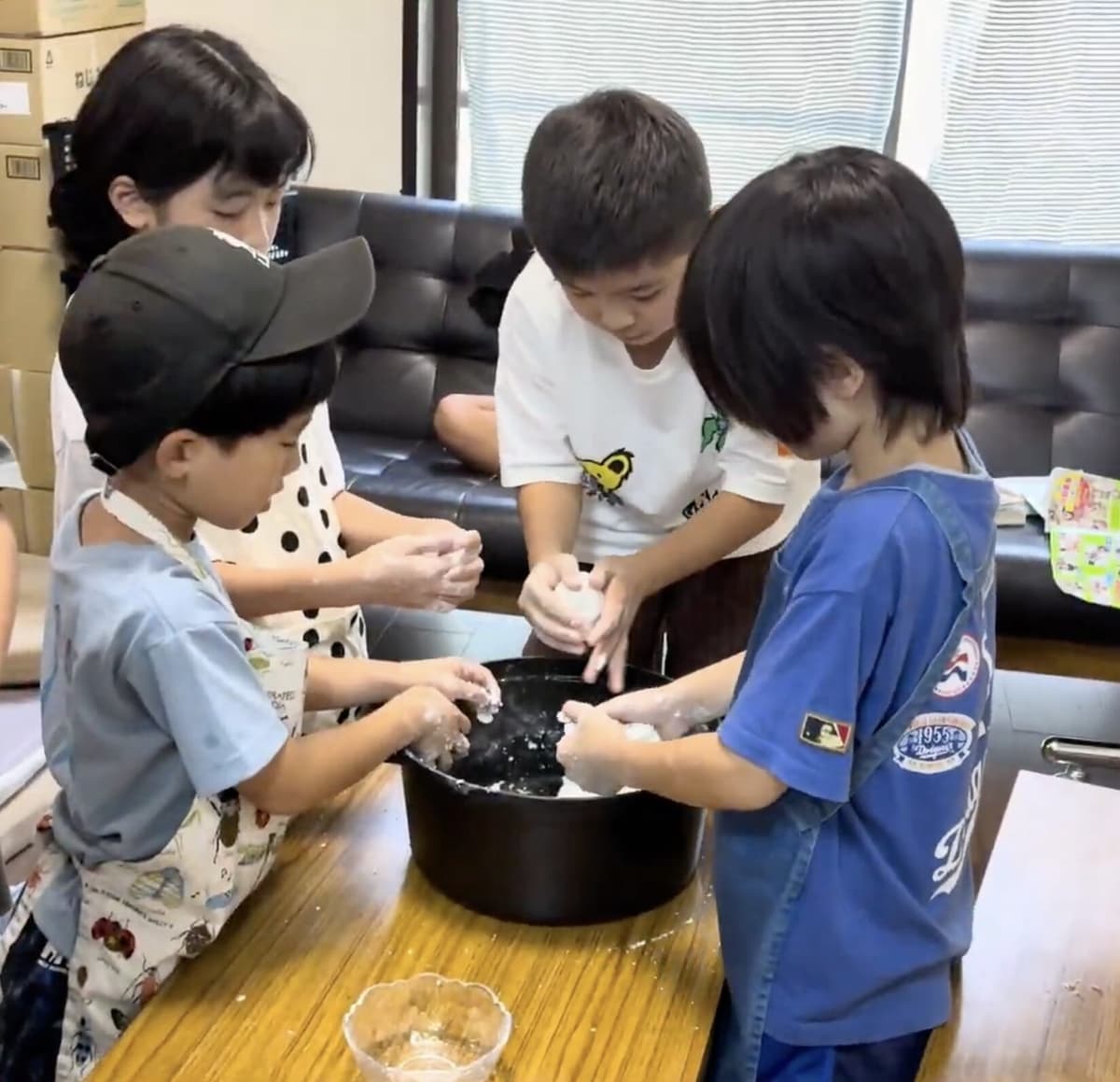 みたらし団子の生地をこねる小学生たち