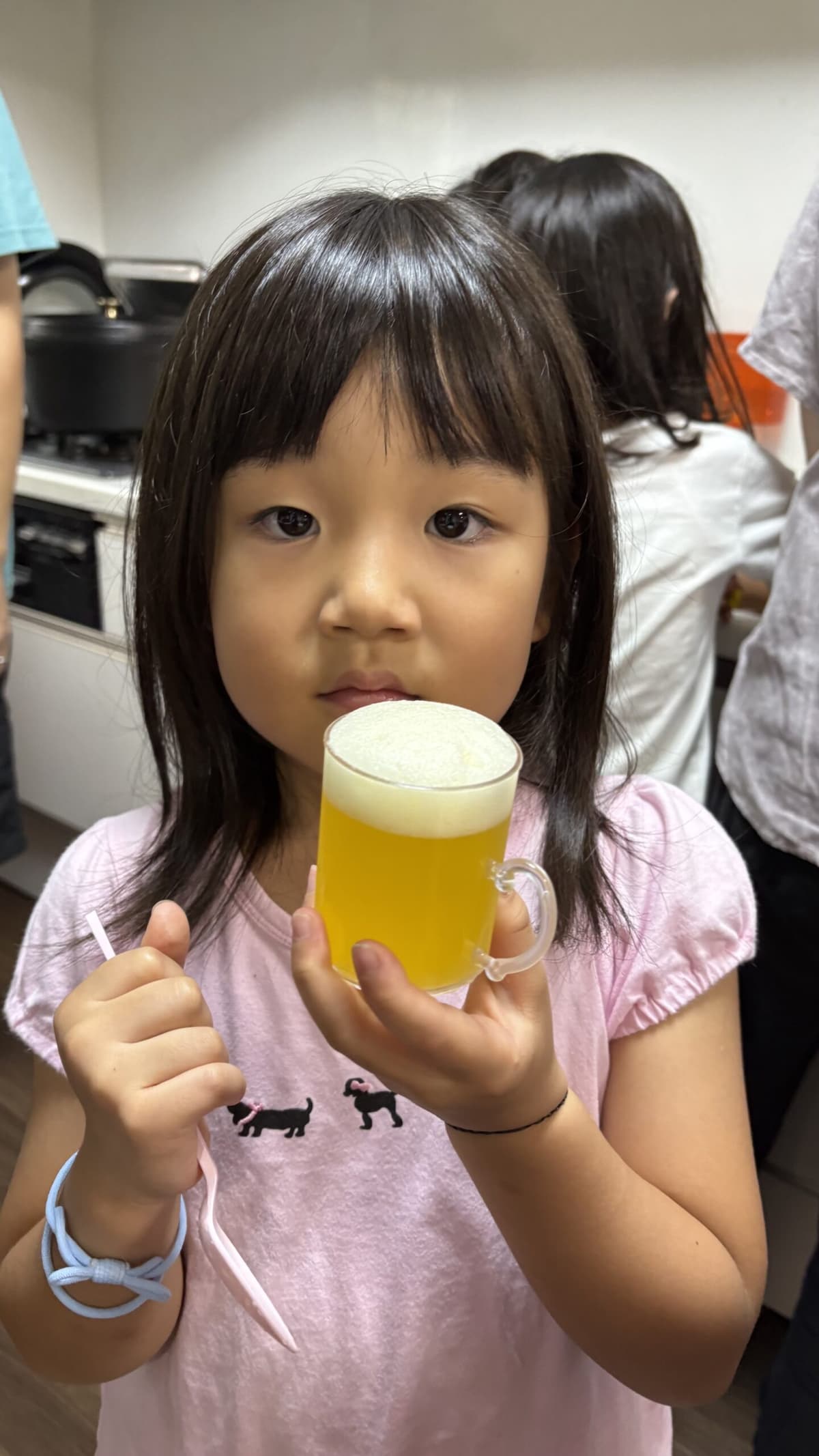 完成したビール風ゼリーを手に持つまどいっ子