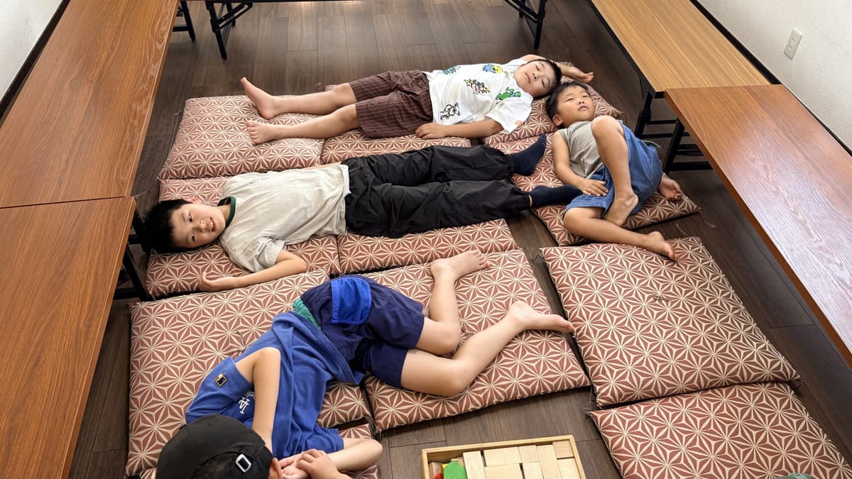 川遊びのあと疲れて眠る小学生たち