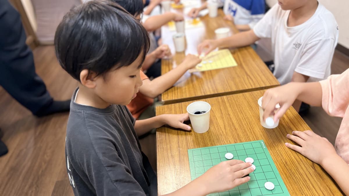 囲碁教室で対戦する小学生たち