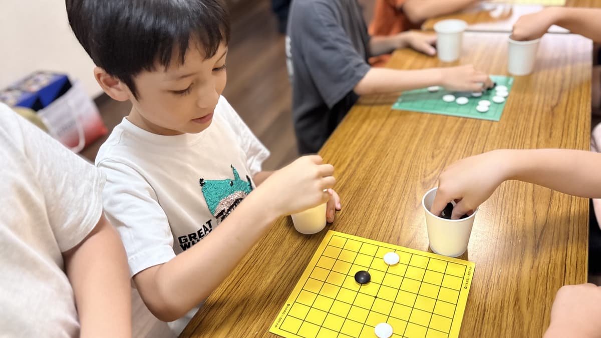 囲碁教室で真剣に考える小学生