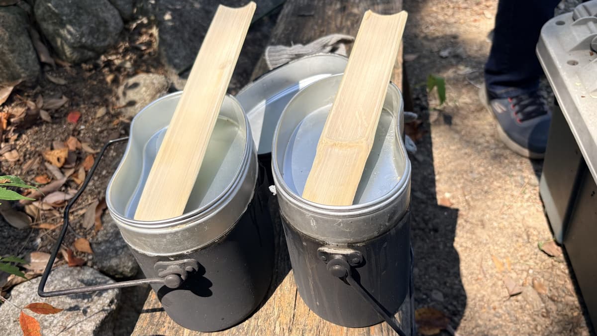 おまけの挑戦としてはんごうでご飯を炊くまどいっ子たち