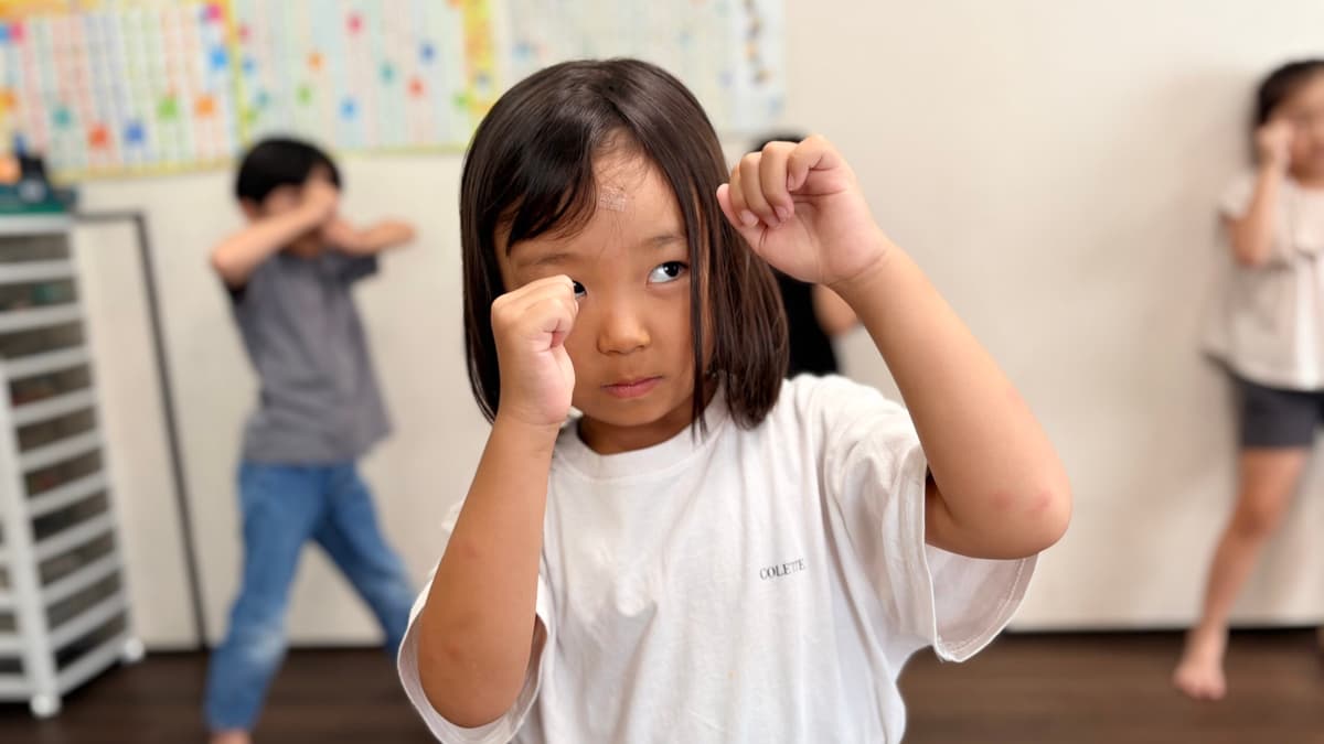 ボクシング教室でファイティングポーズをとるまどいっ子