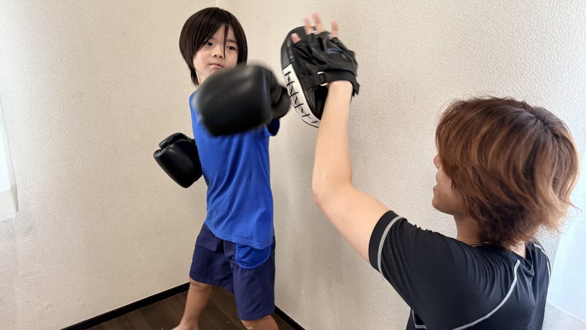 ボクシング教室で構えをとるまどいっ子