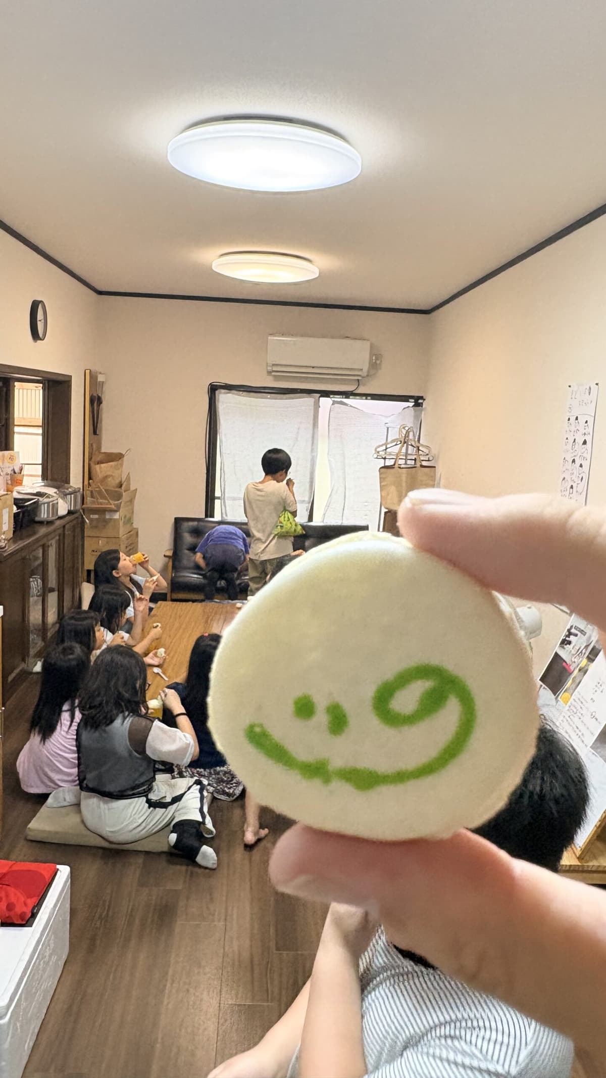 まちこ先生特製のまどいマーク入りマカロン