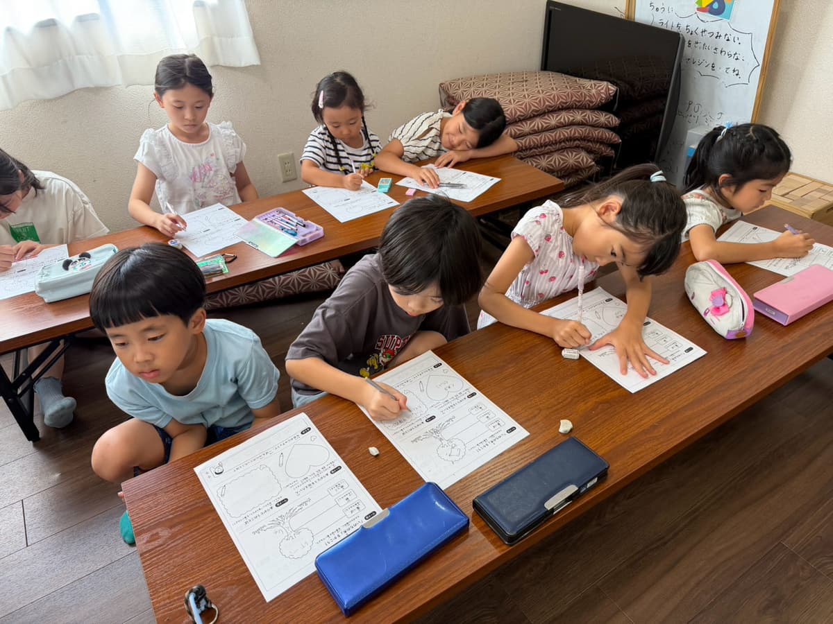 おはかのおはなしのワークシートに取り組む小学生たち