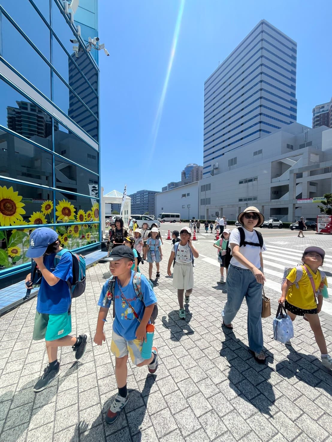 福岡タワーへ向かって歩く学童の子どもたち
