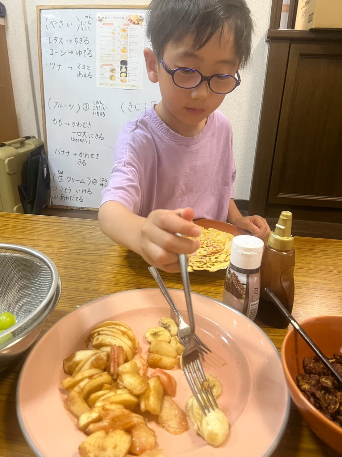 クレープを味わう小学生