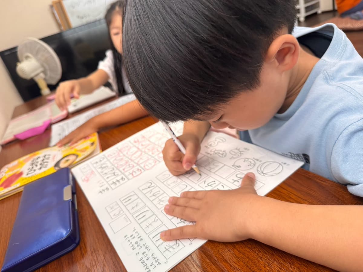 学びタイムで漢字の練習をする小学生