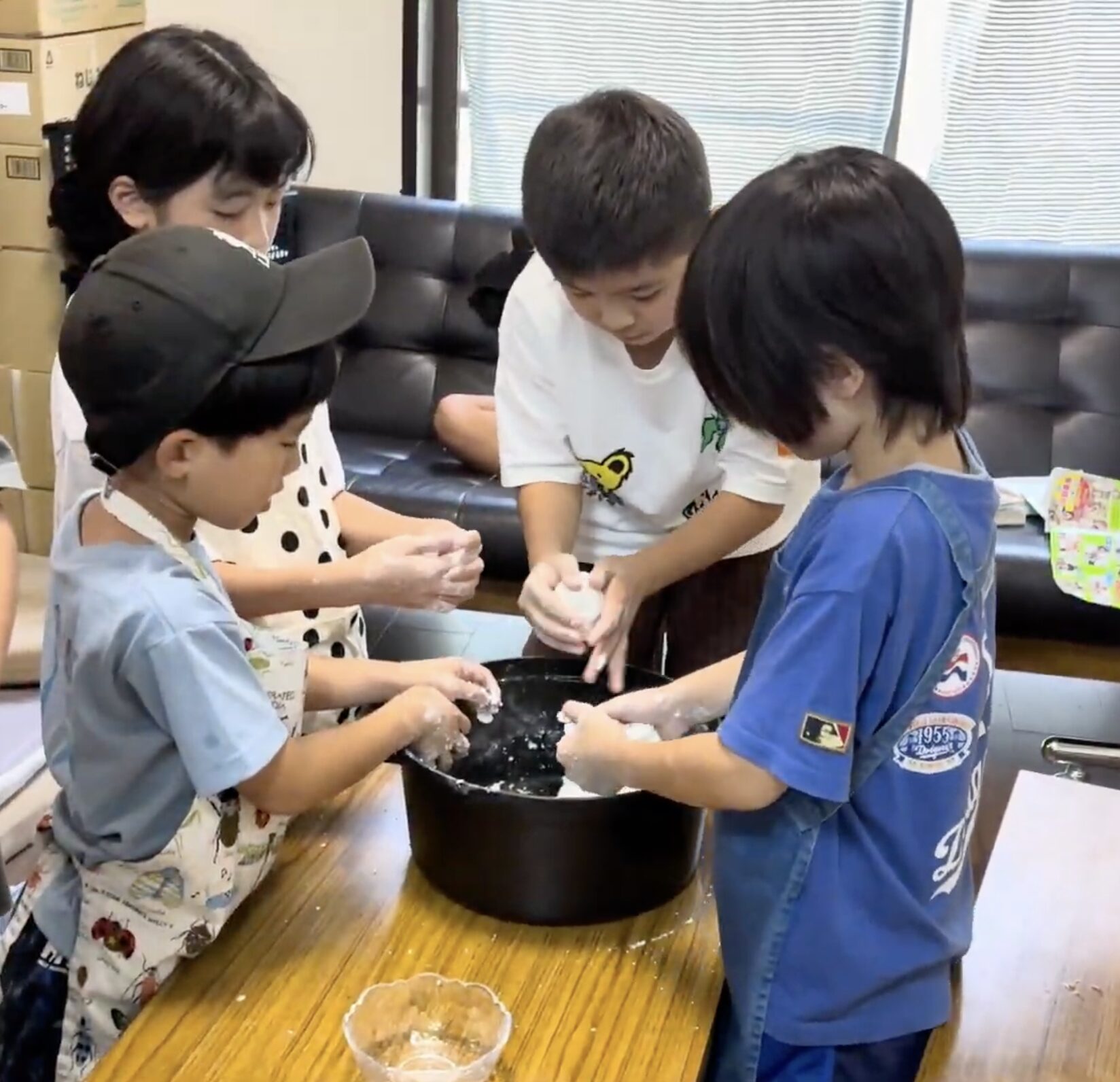 みたらし団子の生地をこねる小学生たち