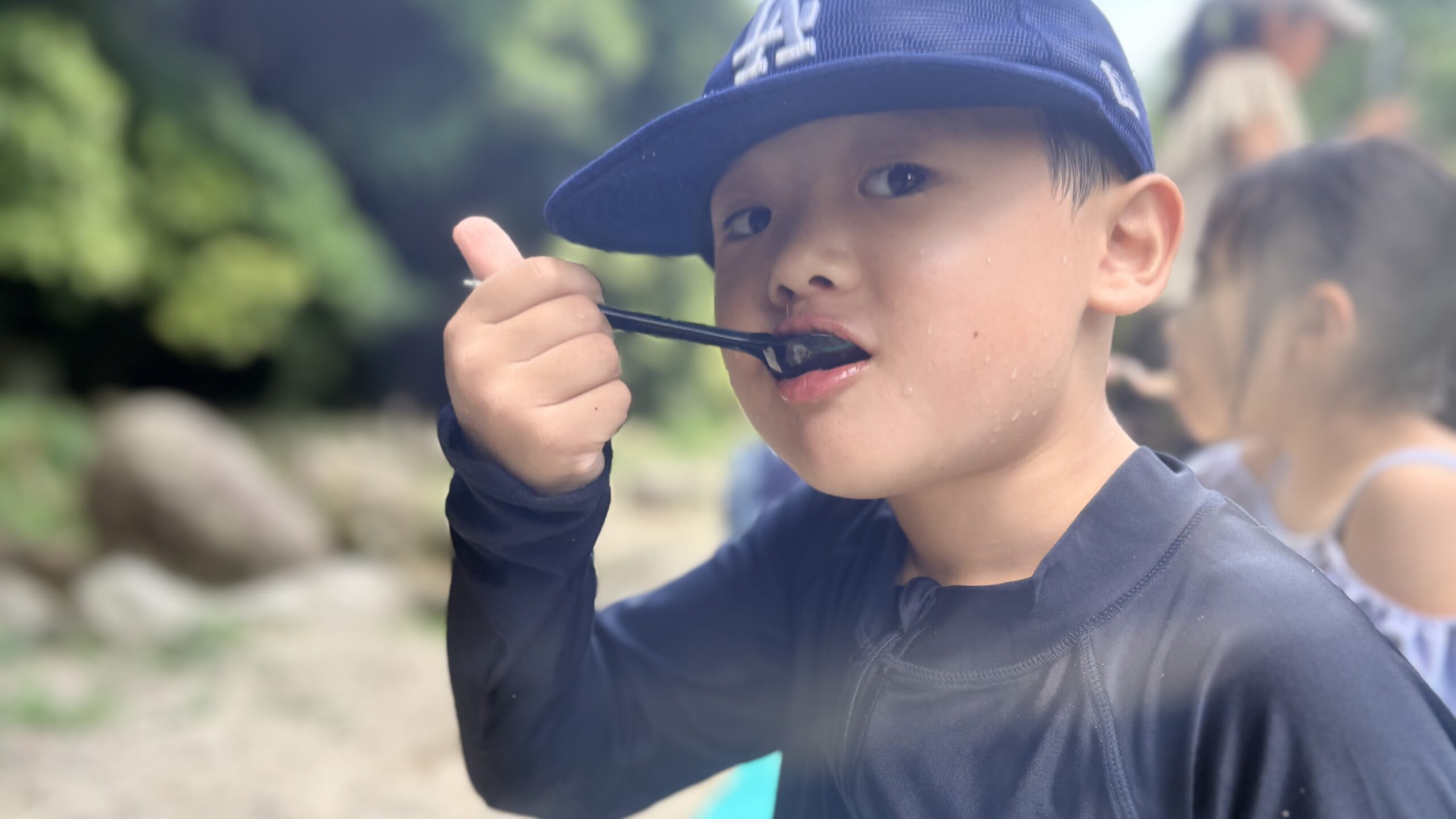 おやつを味わう小学生