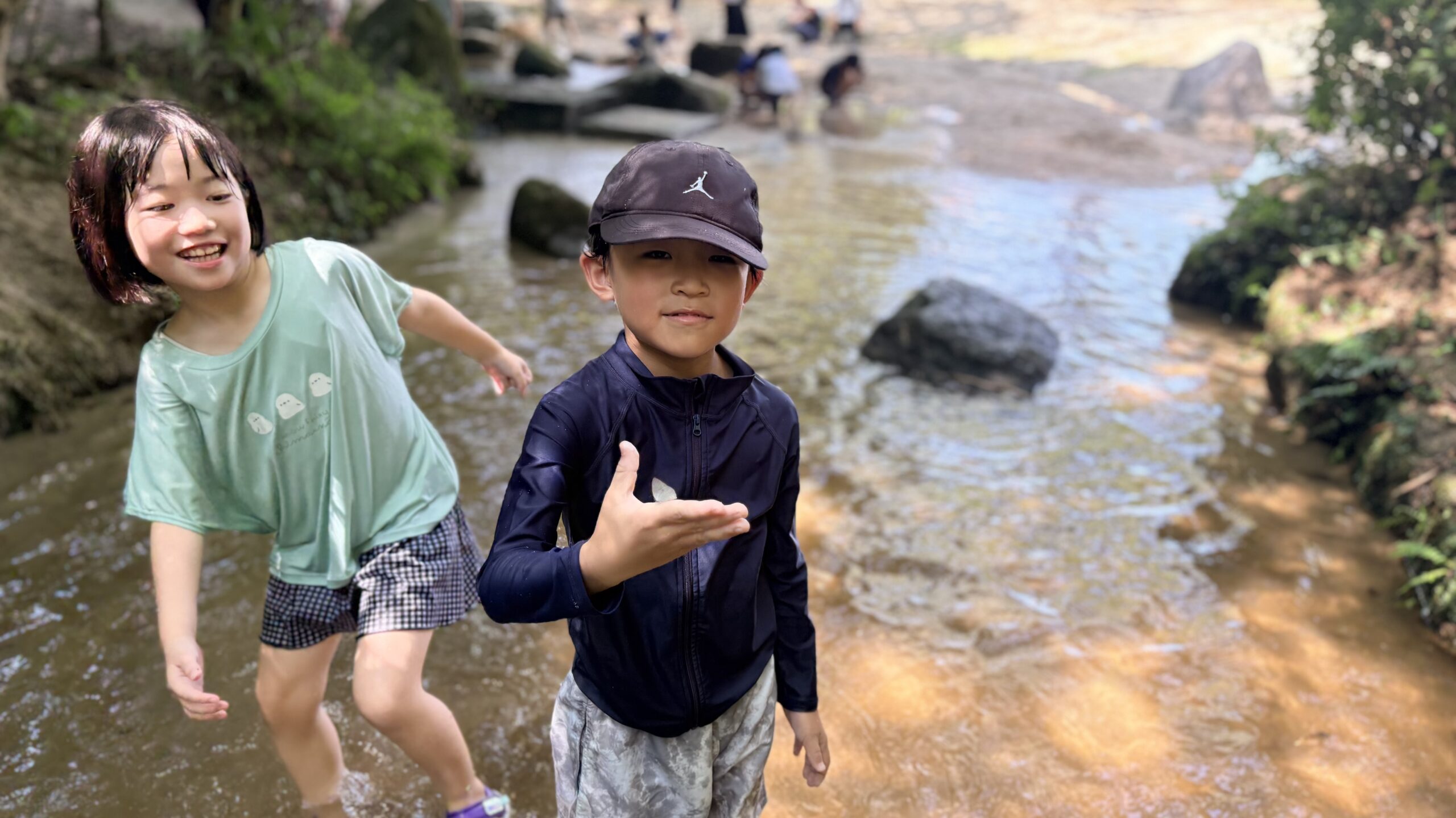 柏原公園の川で遊ぶ小学生たち