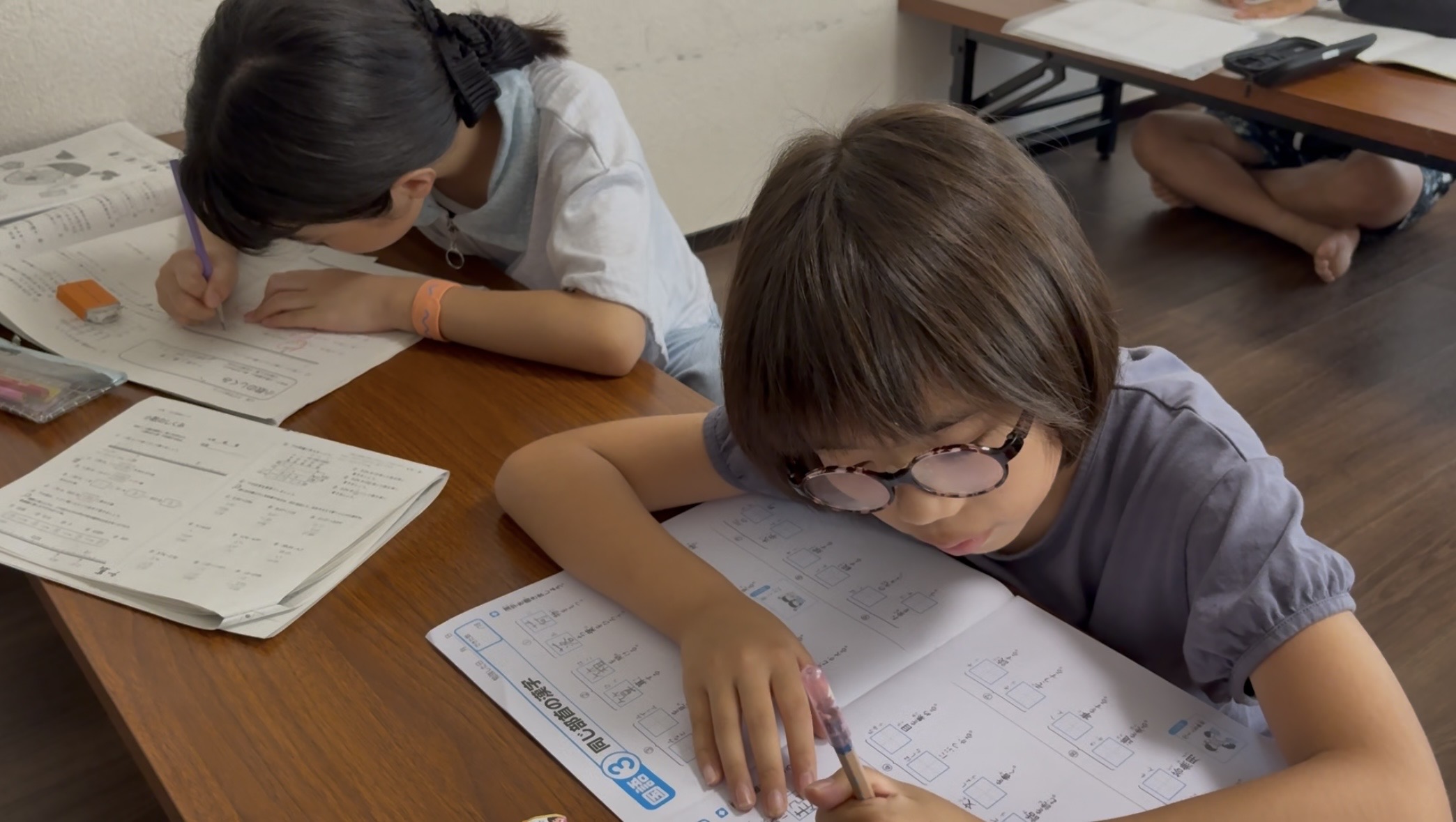 学びタイムに集中して取り組む小学生たち