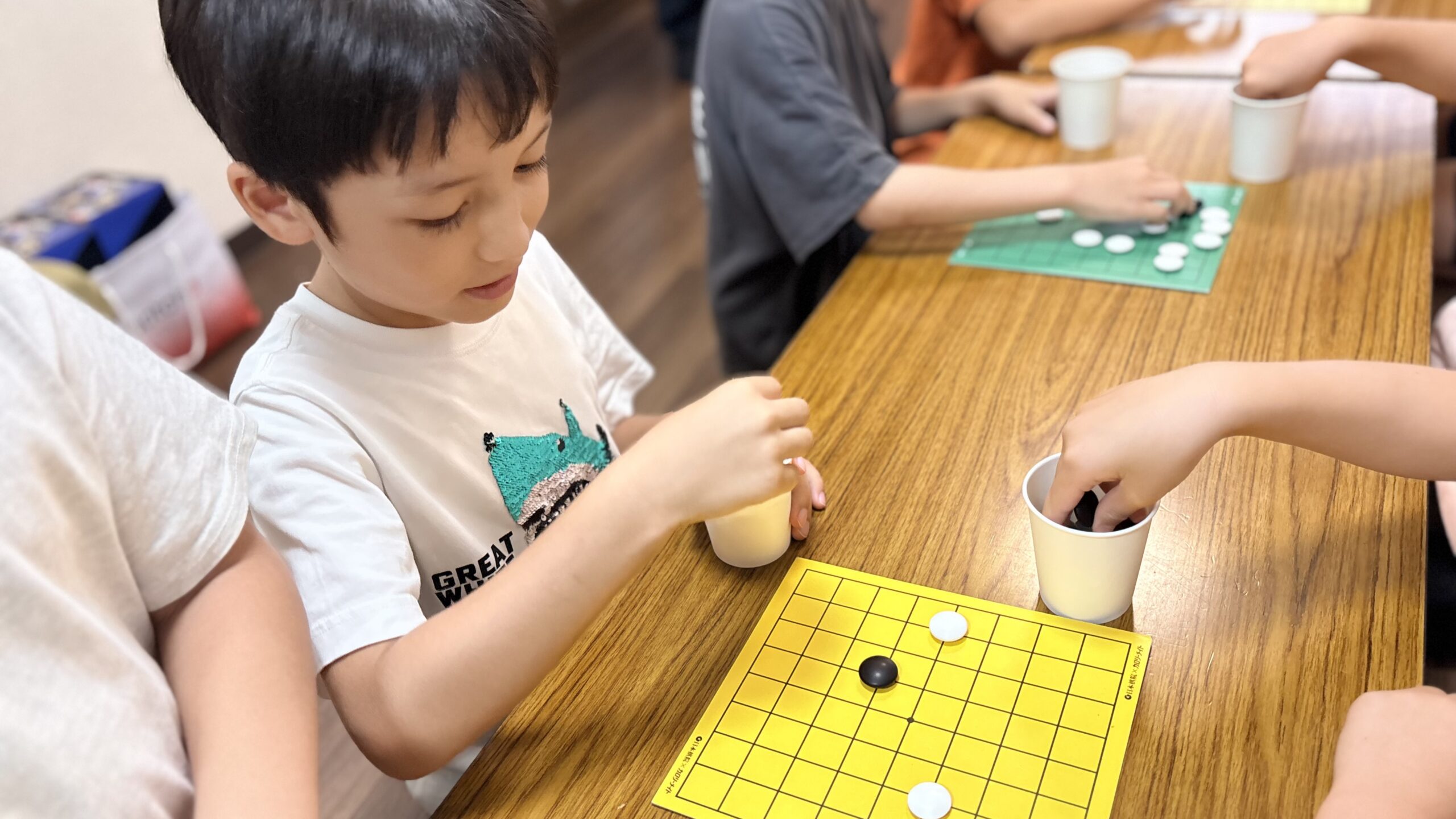 囲碁教室で真剣に考える小学生