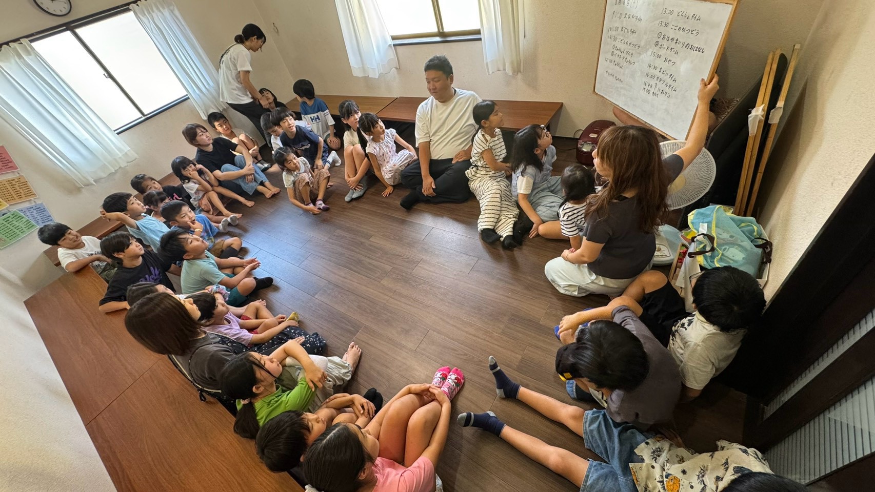 まどいタイムで今日の予定を確認する小学生たち