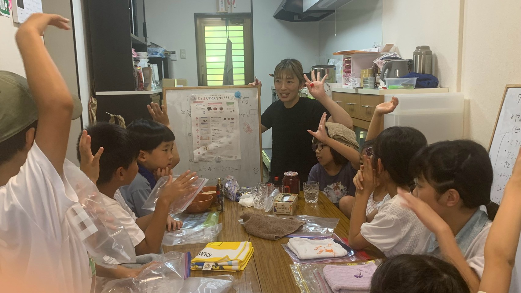 実験アイスづくりで盛り上がる小学生たちとスタッフ