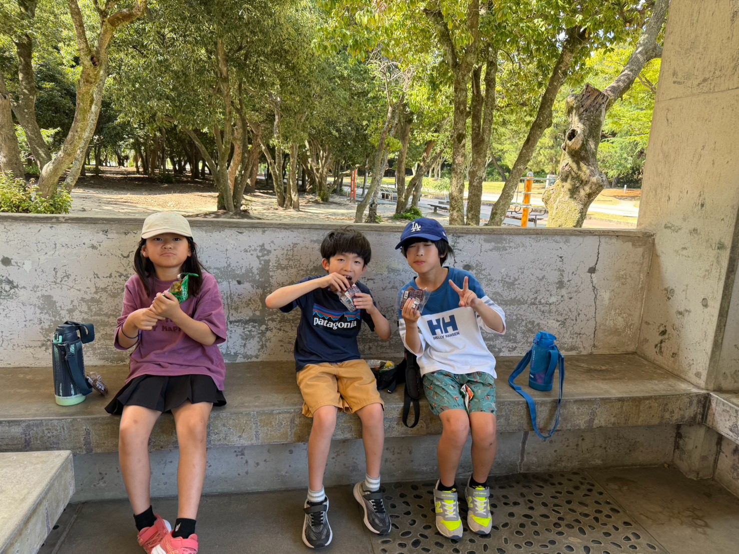 大濠公園でおやつを食べる小学生たち