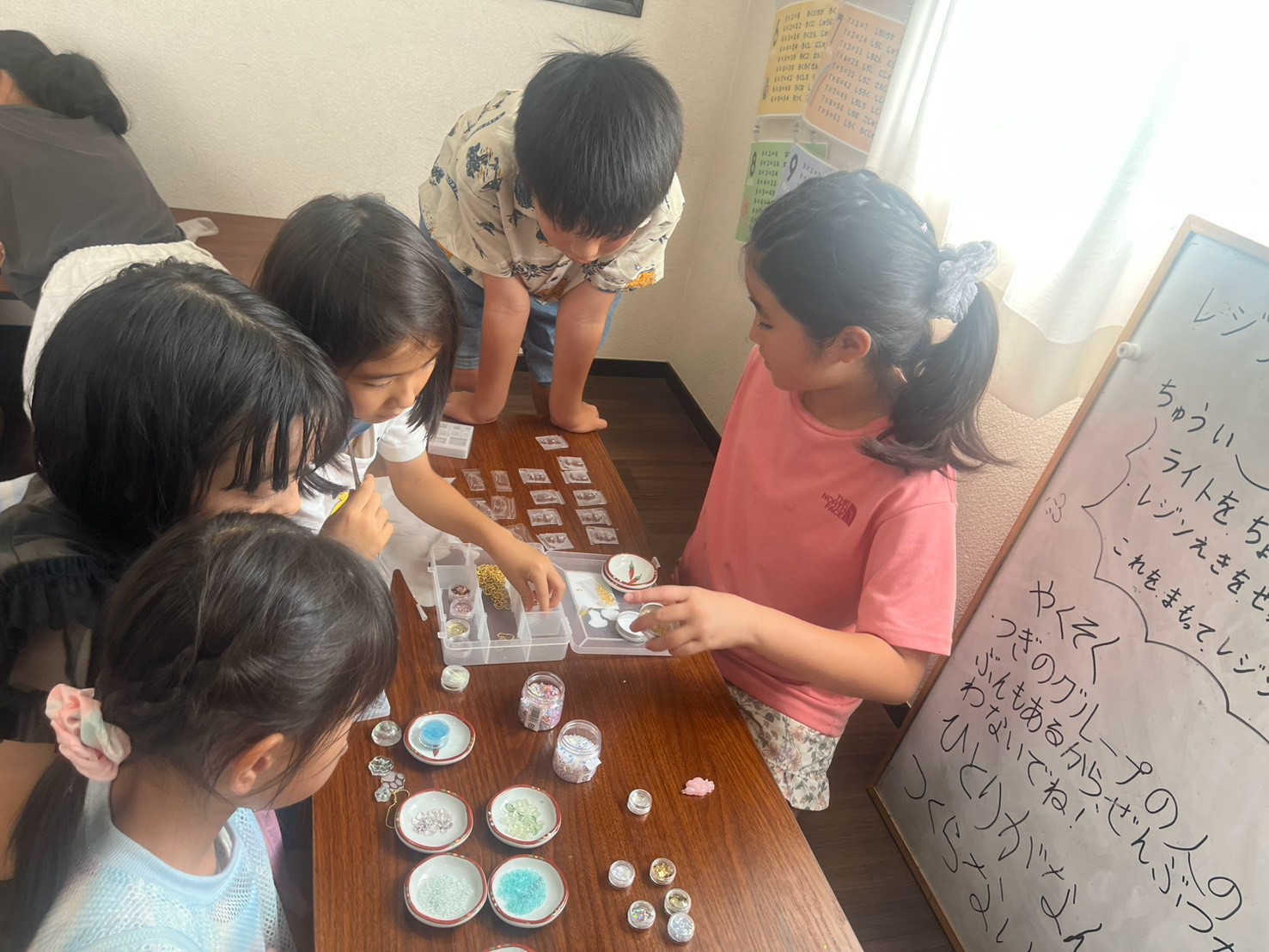 レジン教室で作品を作る小学生たち