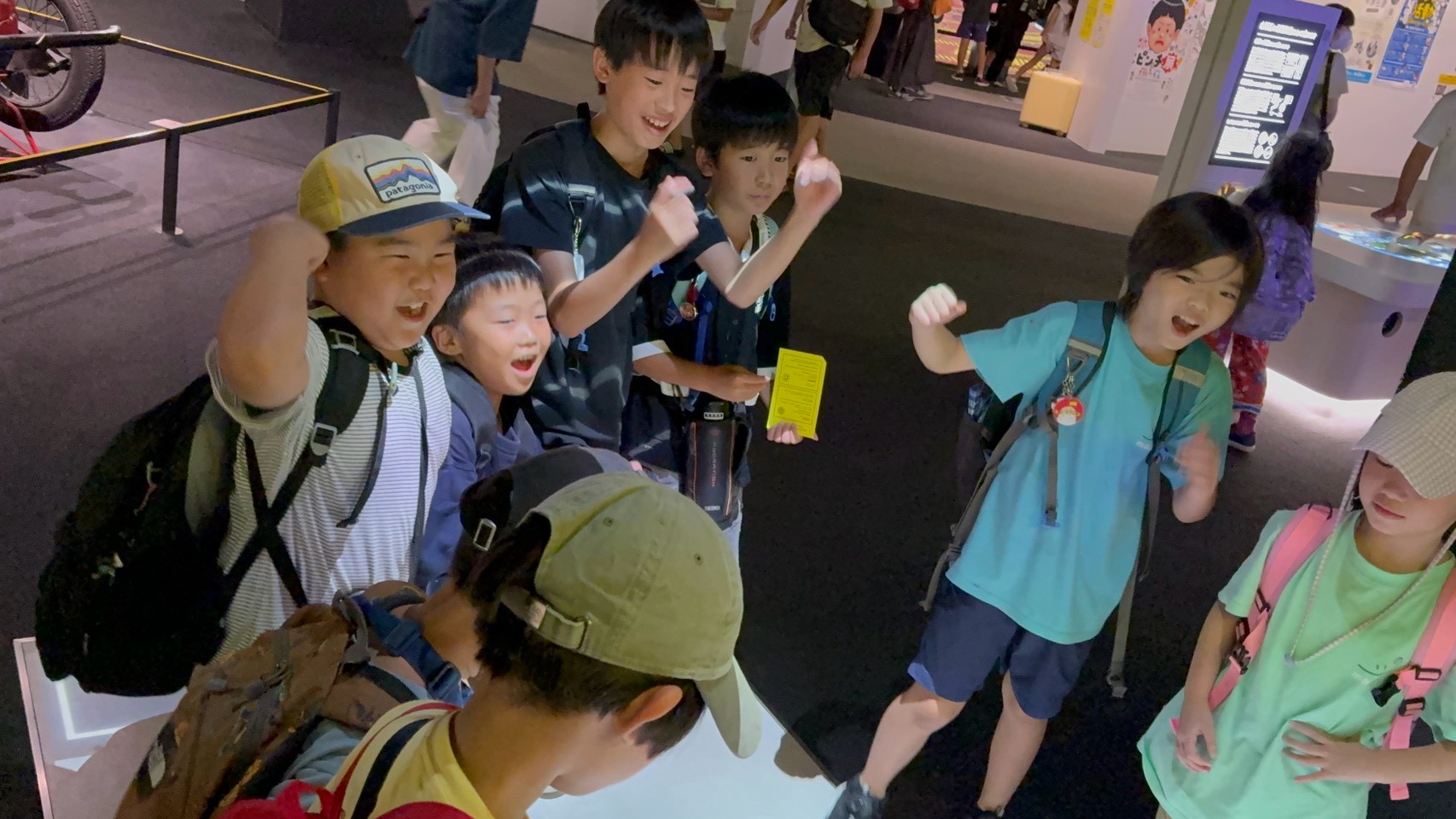 福岡市科学館の展示に大興奮する小学生たち