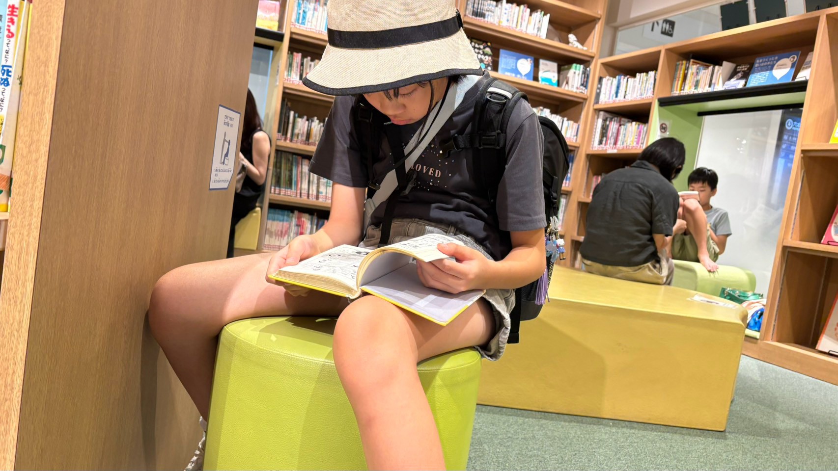福岡市科学館の図書コーナーで本を読む小学生