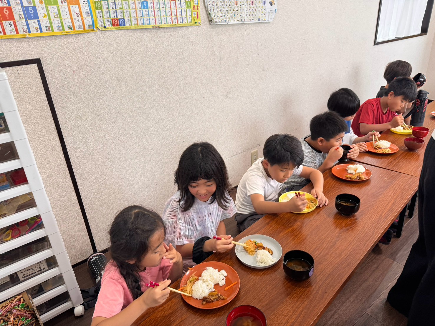 給食を美味しそうに食べる小学生たち